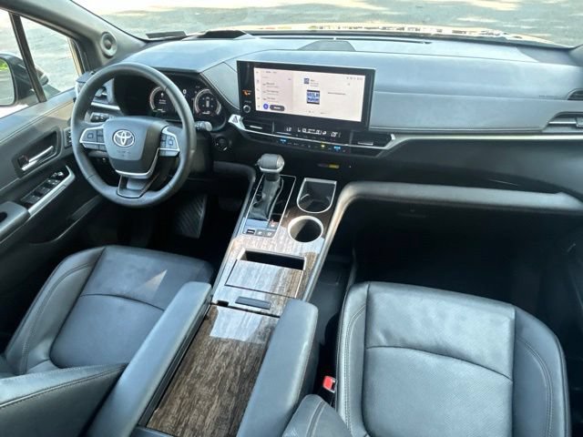 Used 2025 Toyota Sienna Platinum AWD/4WD image 45