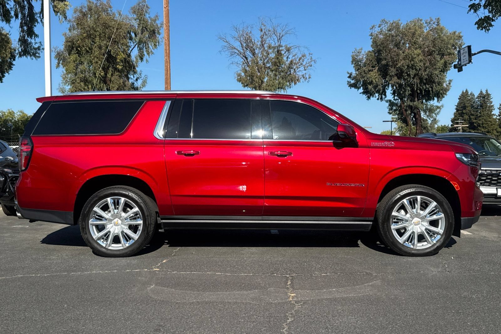 Used 2023 Chevrolet Suburban High Country AWD/4WD image 4