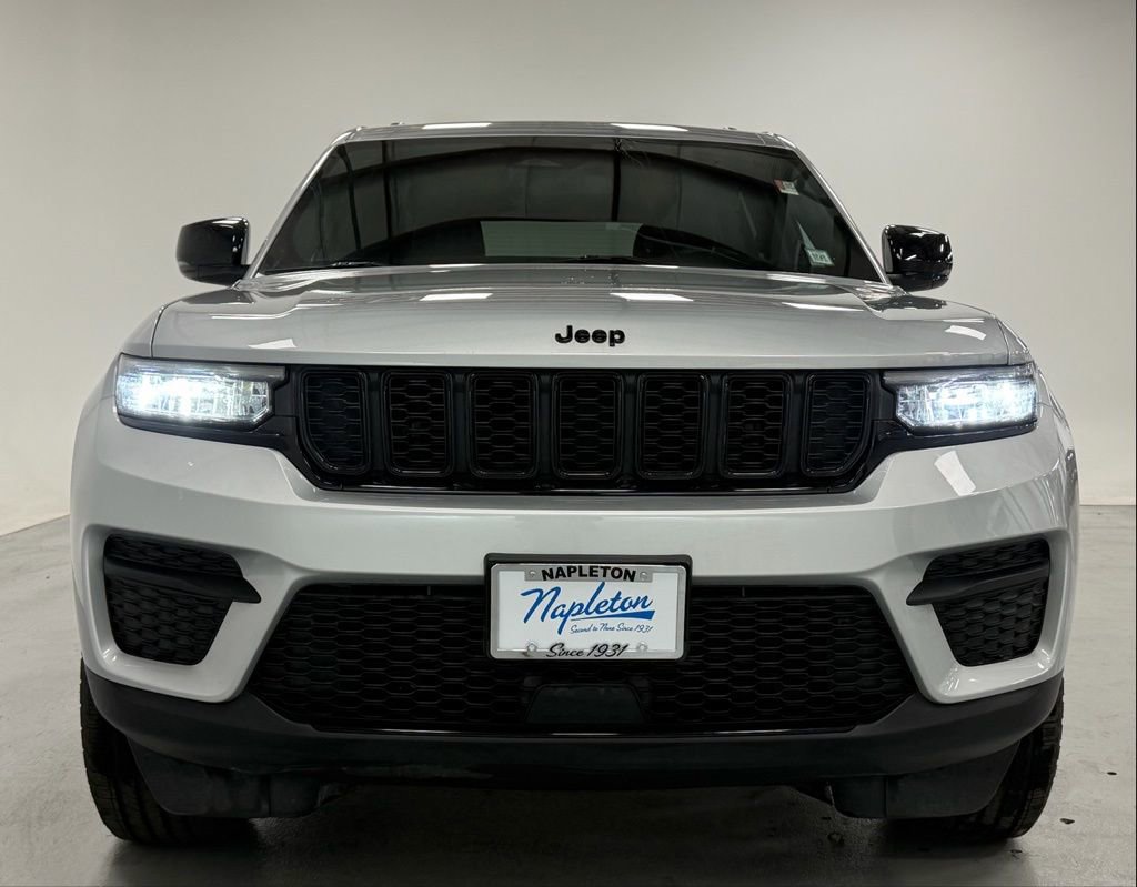 Used 2023 Jeep Grand Cherokee Altitude image 7