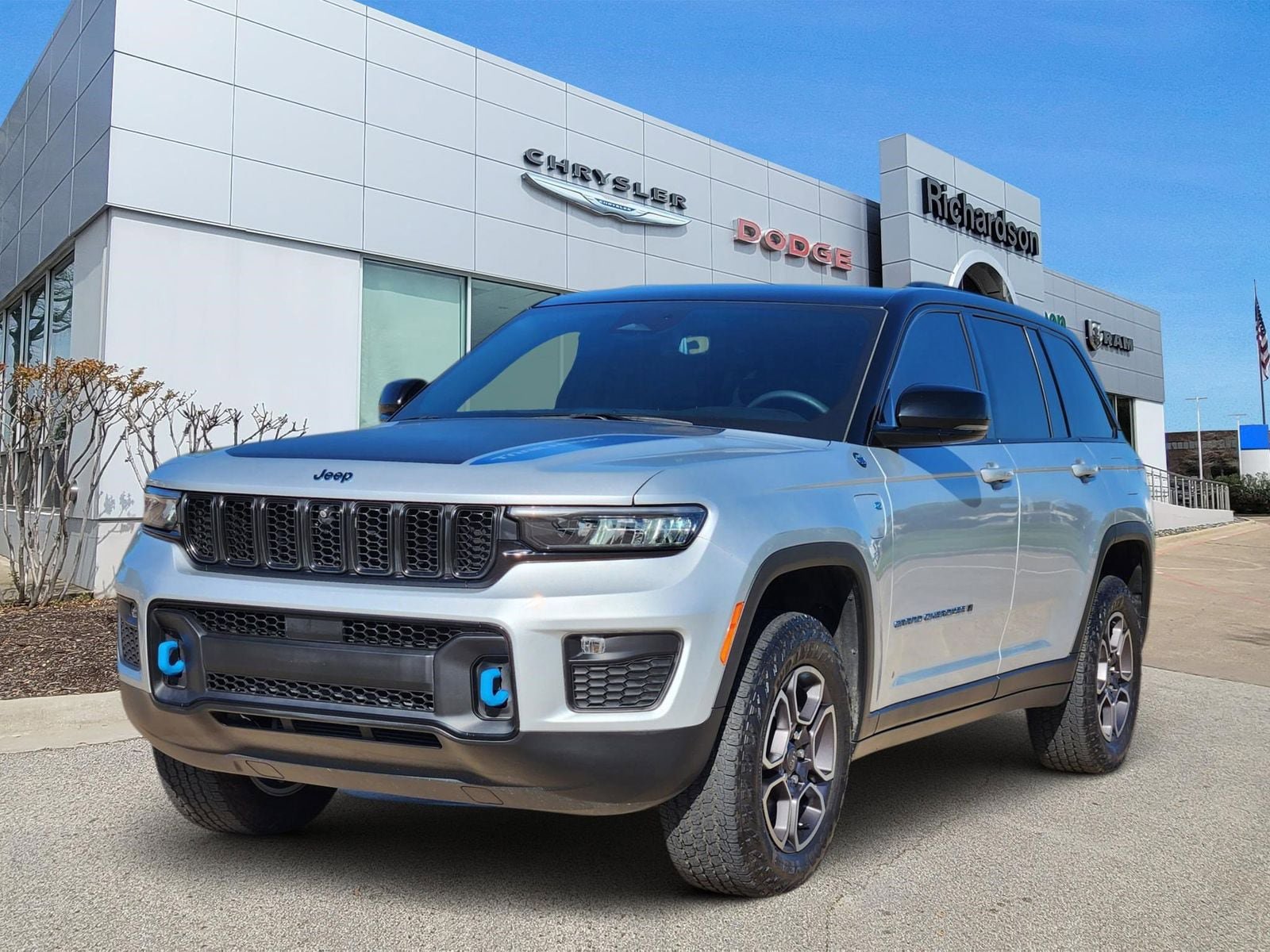 Used 2023 Jeep Grand Cherokee Trailhawk w/ Luxury Tech Group III AWD/4WD image 2