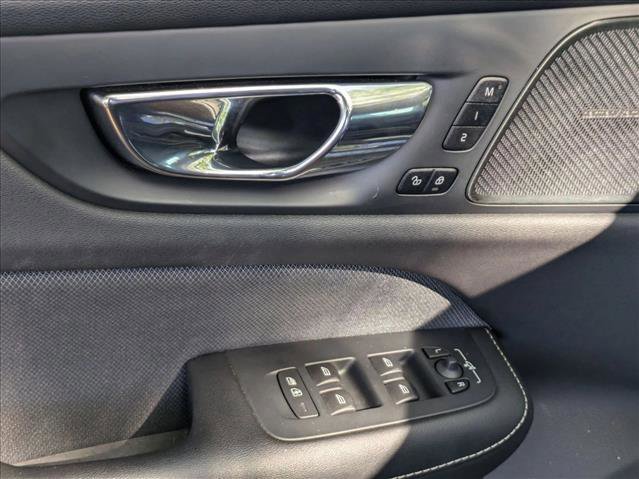 Used 2019 Volvo S60 T5 R-Design image 2