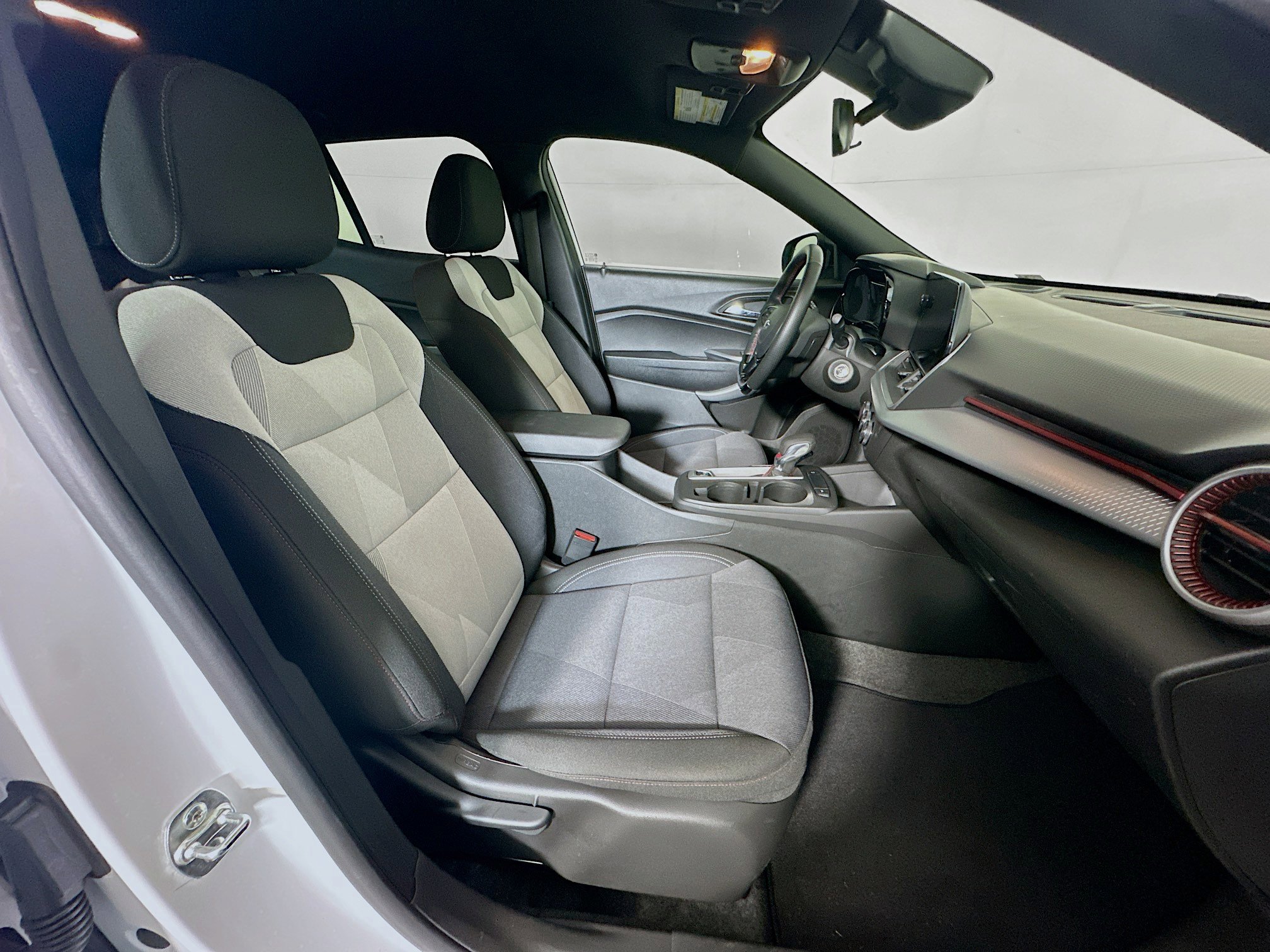 Used 2025 Chevrolet Trax RS w/ Driver Confidence Package image 31