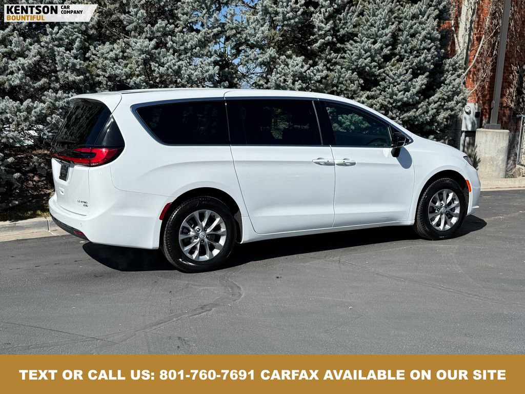 Used 2026 Chrysler Pacifica Limited image 7