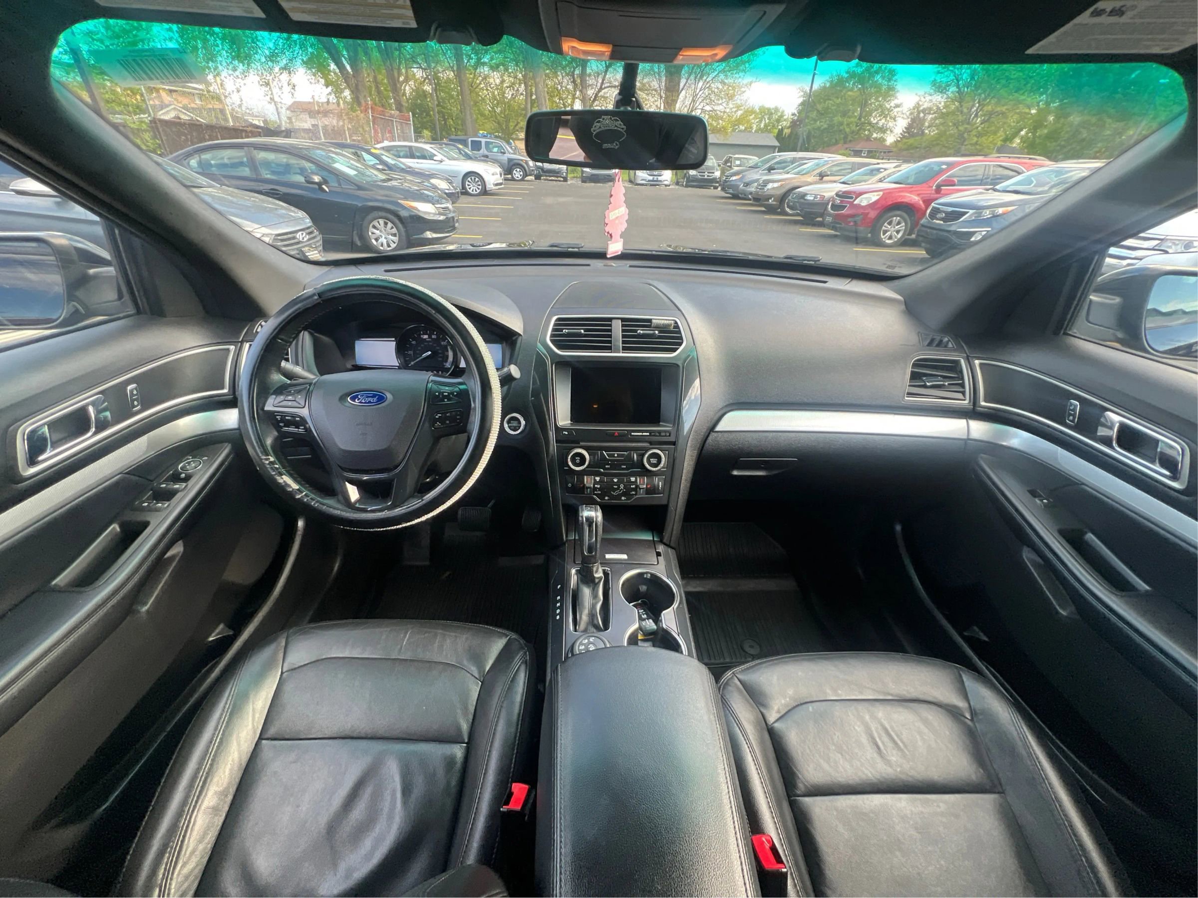 Used 2017 Ford Explorer XLT w/ Equipment Group 202A AWD/4WD image 25