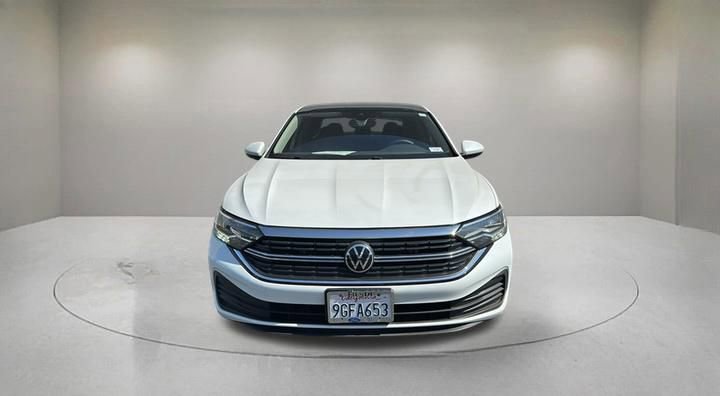 Used 2023 Volkswagen Jetta SE FWD image 2