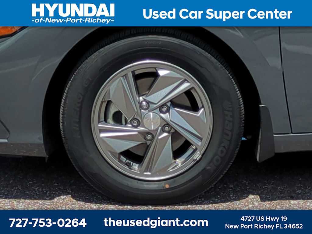 Used 2025 Hyundai Elantra SE FWD image 10