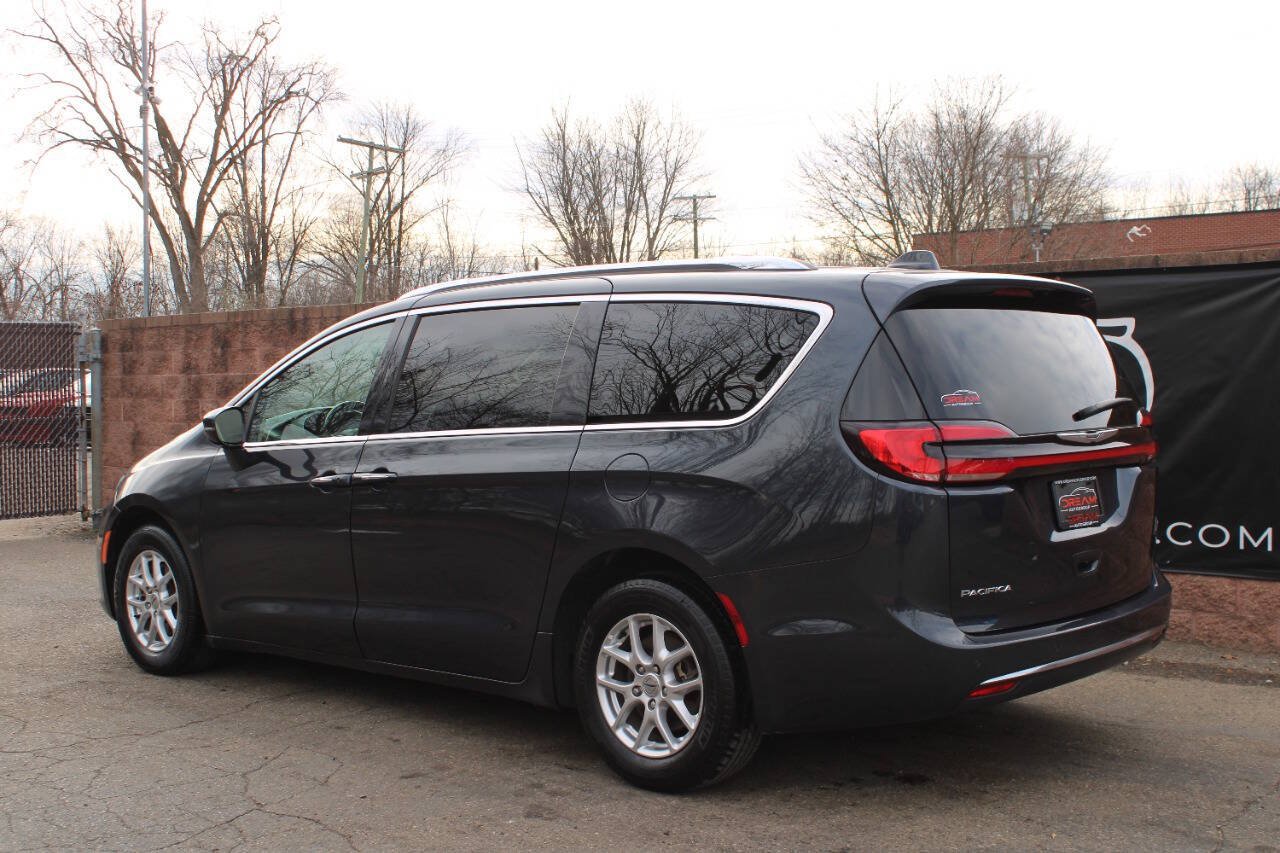 Used 2021 Chrysler Pacifica Touring-L FWD image 3