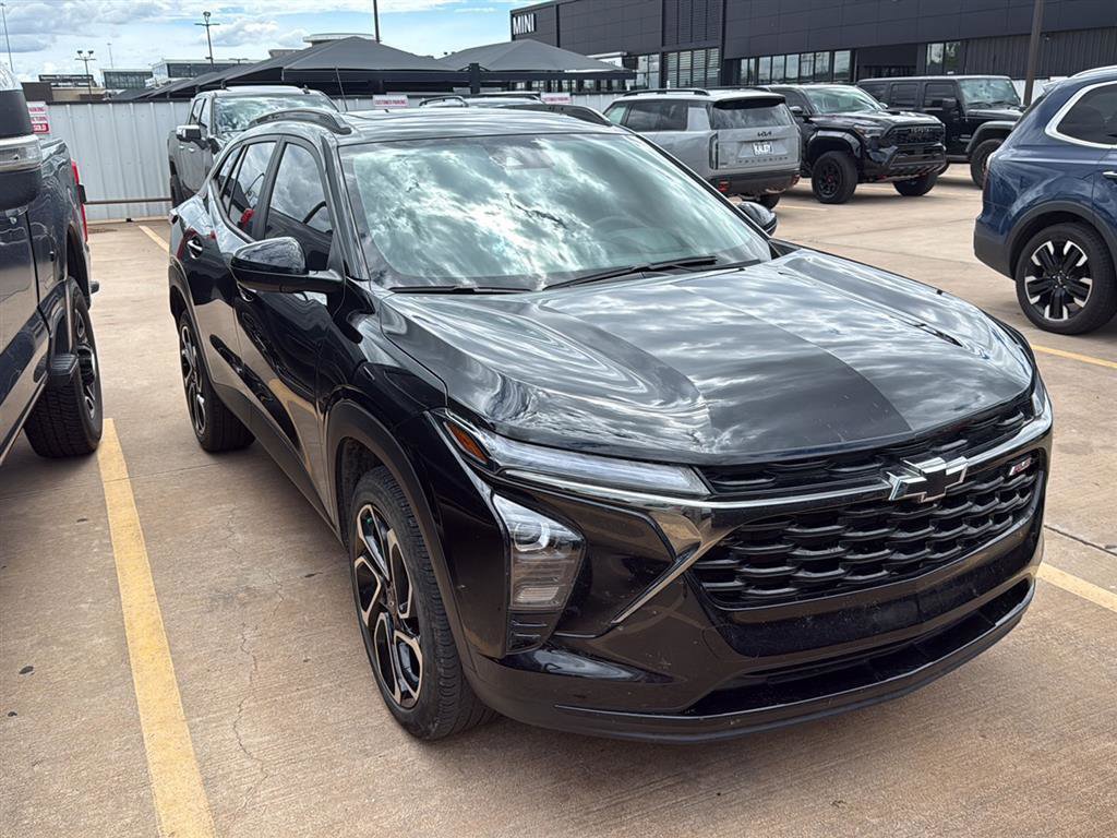 Used 2025 Chevrolet Trax RS w/ Sunroof Package FWD image 1