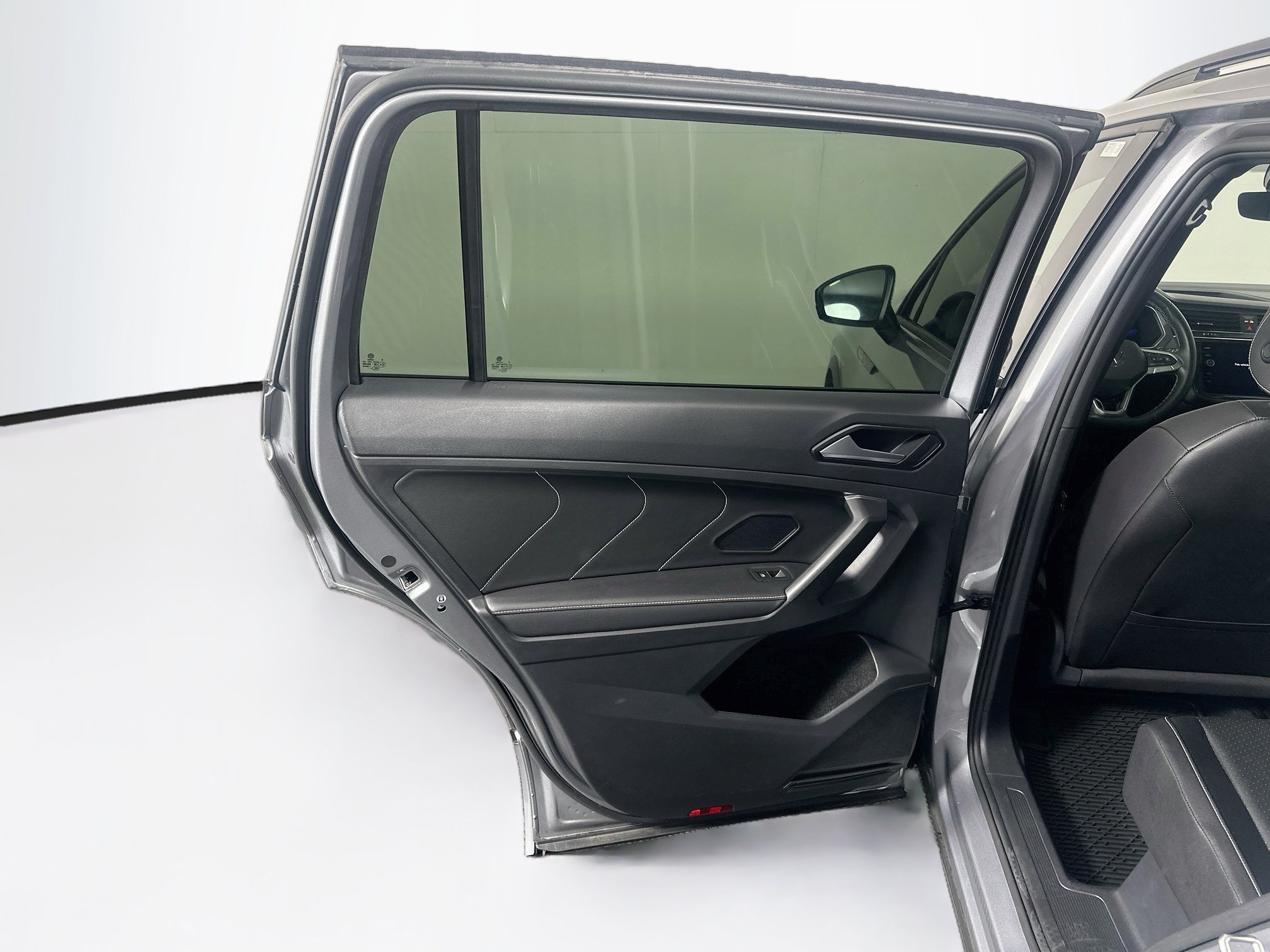 Used 2023 Volkswagen Tiguan SE R-Line FWD image 27