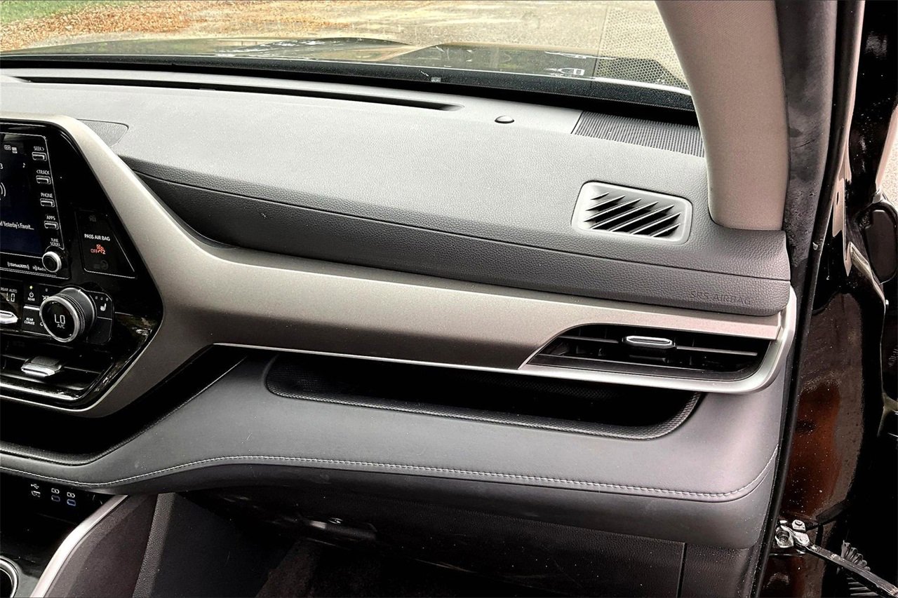 Used 2022 Toyota Highlander XLE image 23