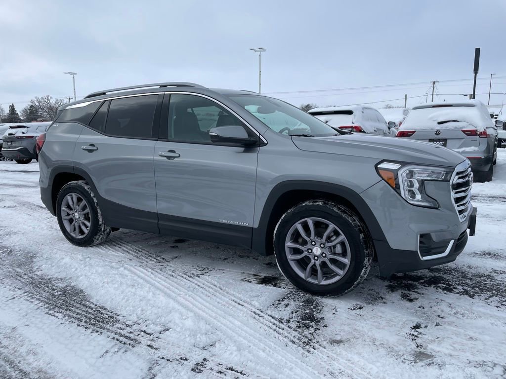 Used 2023 GMC Terrain SLT image 2