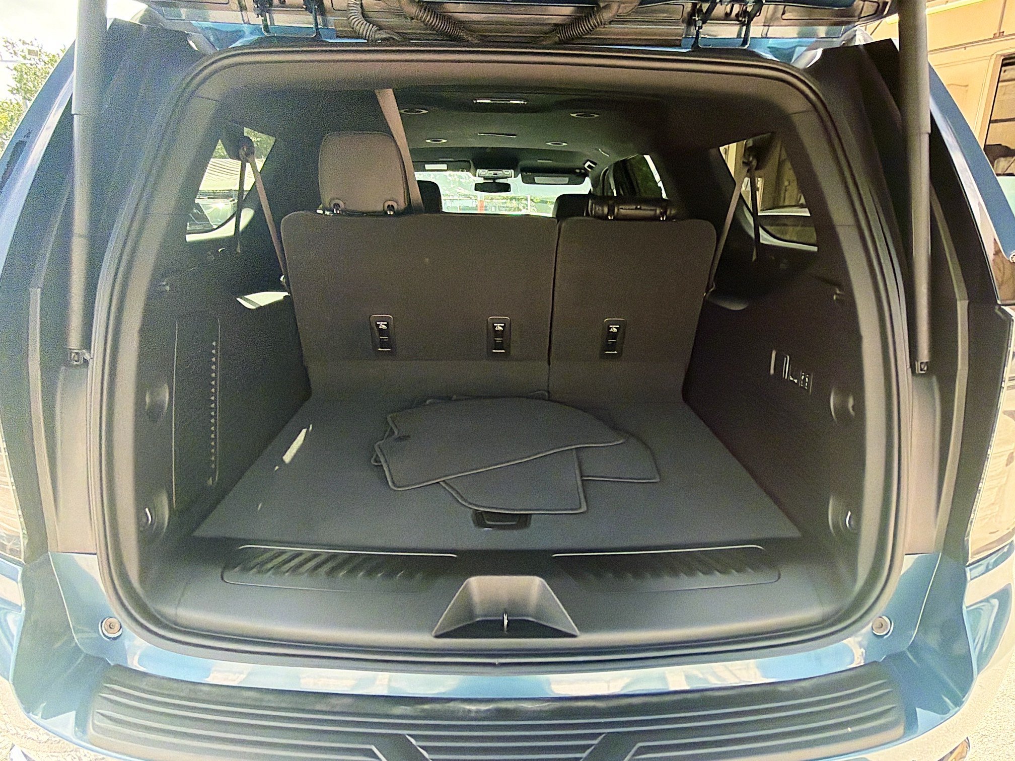 Used 2025 Chevrolet Suburban LT w/ Comfort Package RWD image 24