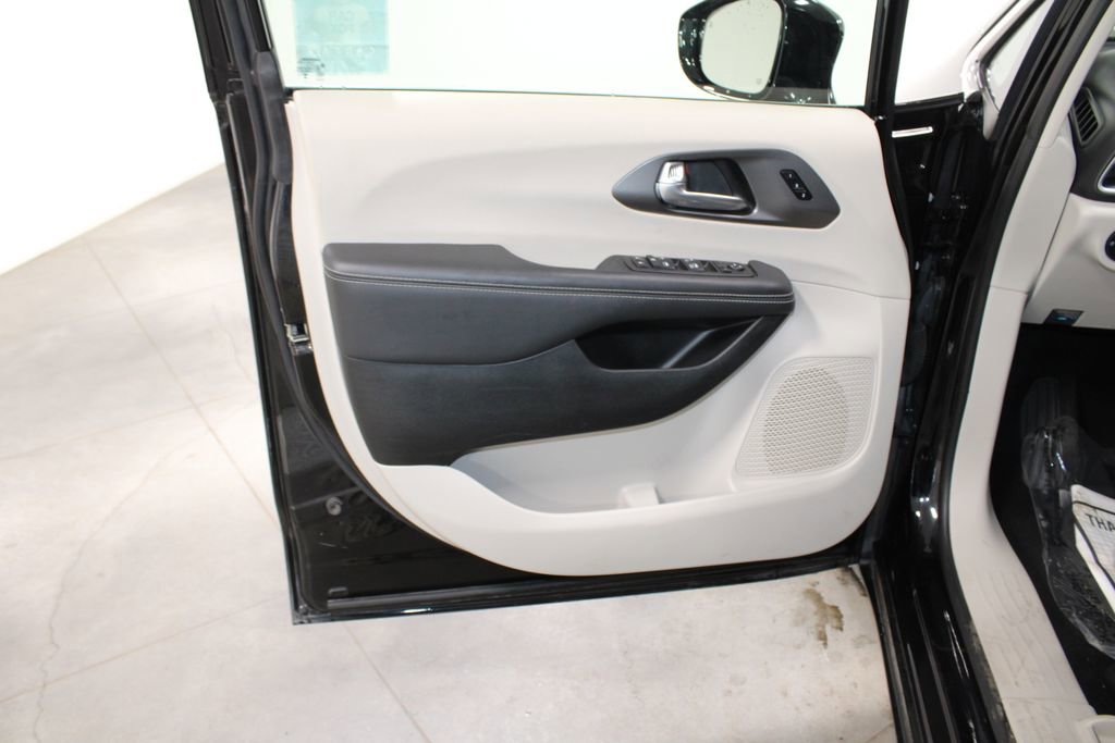 Used 2024 Chrysler Pacifica Touring-L image 23