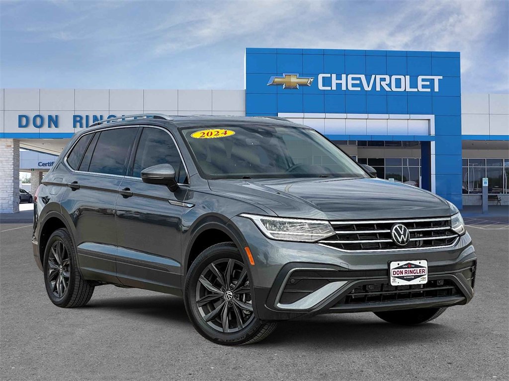 Used 2024 Volkswagen Tiguan SE image 1