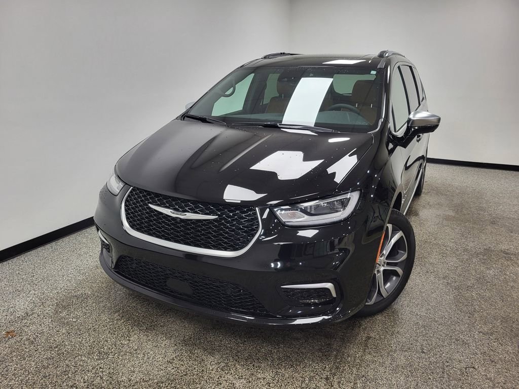 Used 2025 Chrysler Pacifica Pinnacle w/ Trailer Tow Group image 18