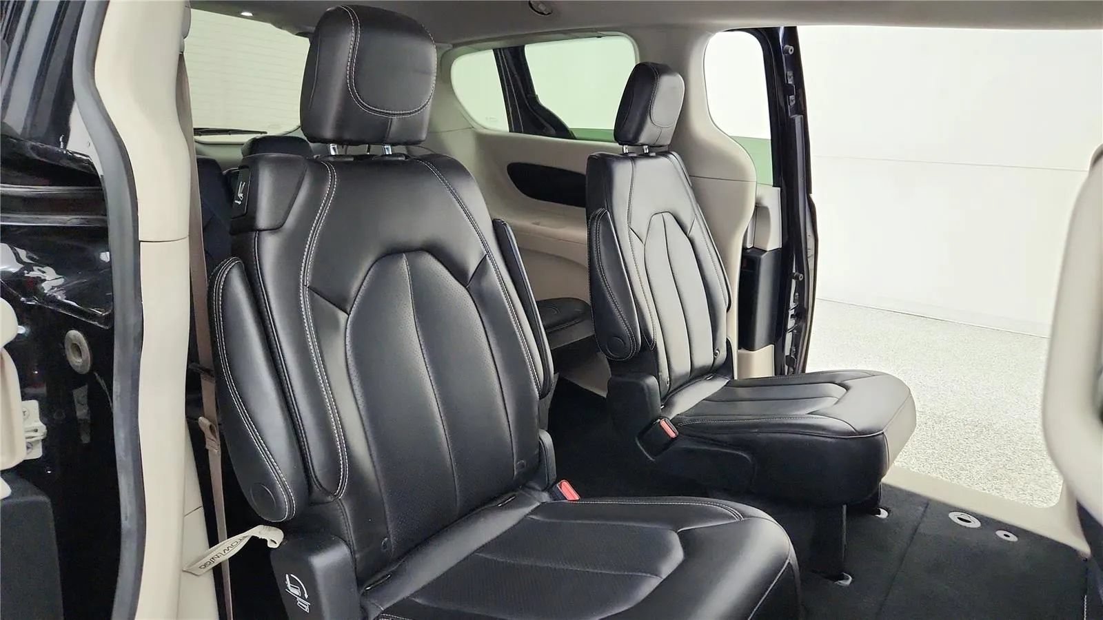 Used 2023 Chrysler Pacifica Touring-L FWD image 38