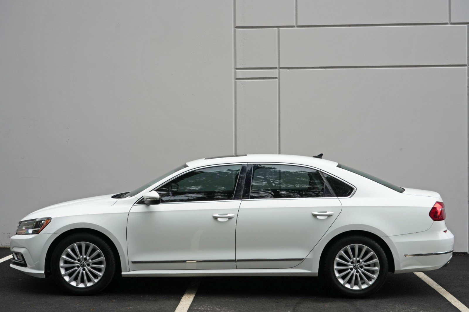 Used 2016 Volkswagen Passat 1.8T SE FWD image 44