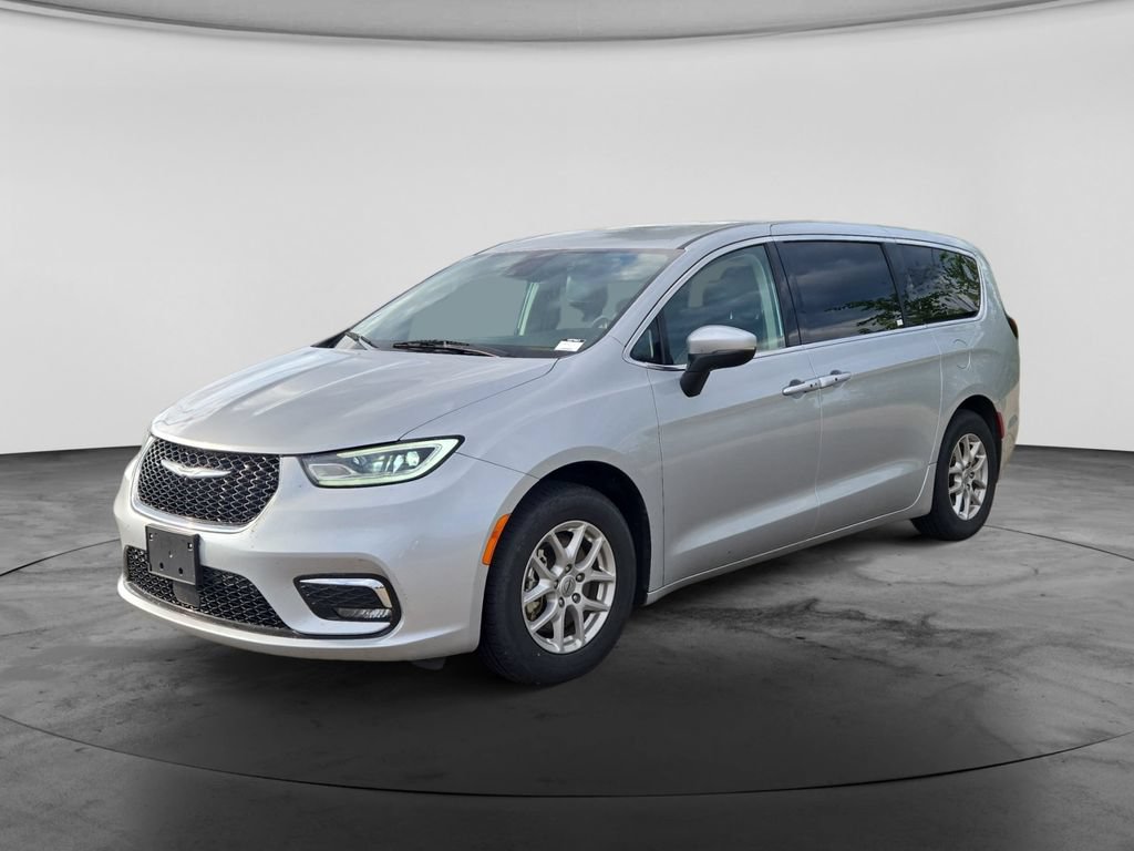 Used 2023 Chrysler Pacifica Touring-L FWD image 4