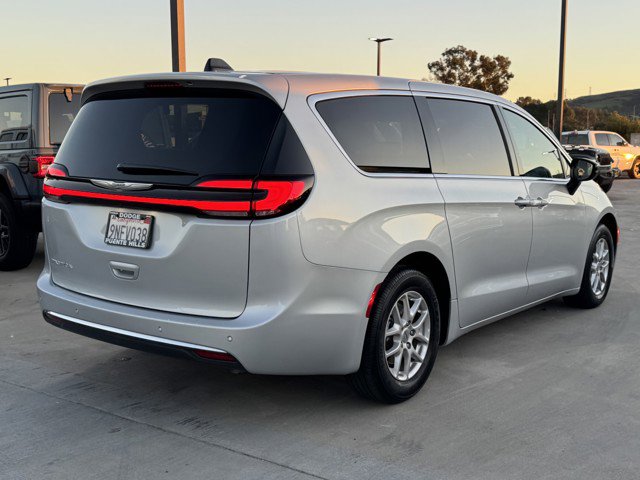 Used 2024 Chrysler Pacifica Touring image 6