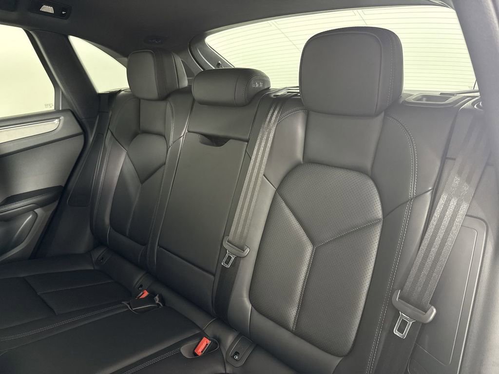 Certified 2025 Porsche Macan image 21