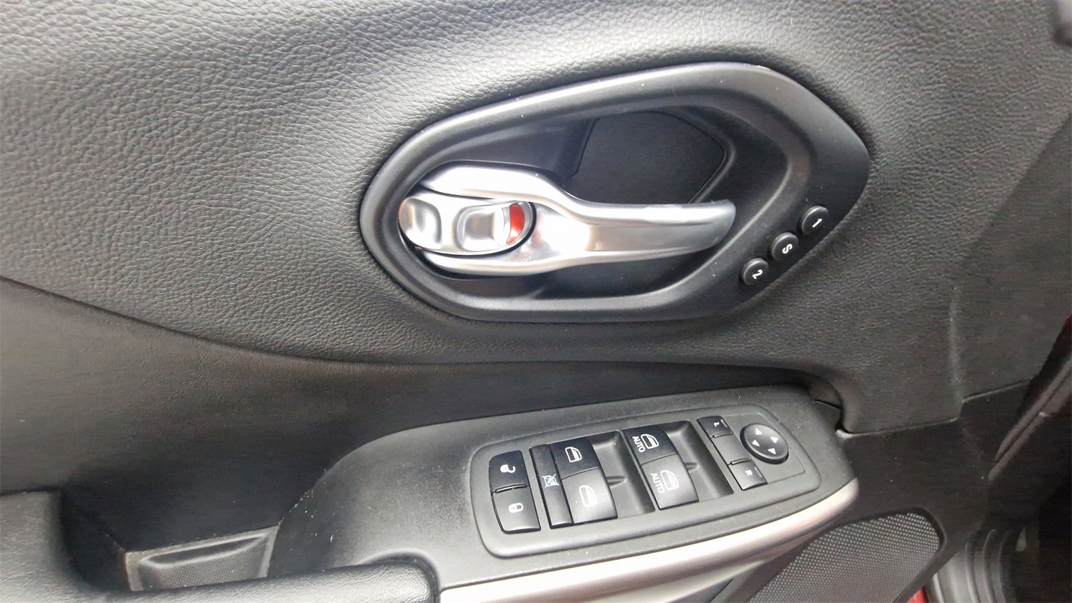 Used 2019 Jeep Cherokee Limited image 15