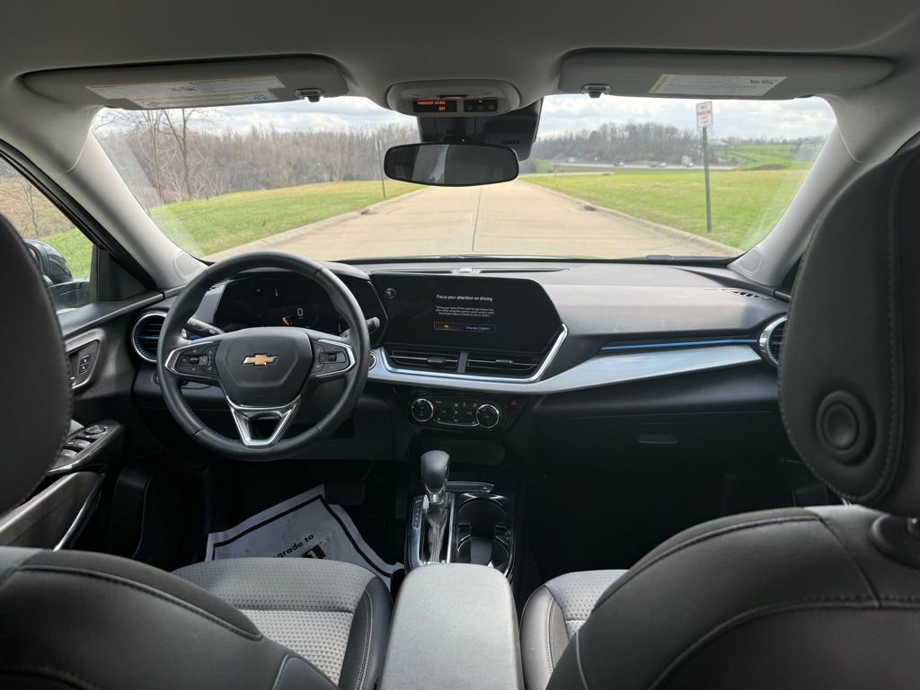 Used 2025 Chevrolet Trax LT w/ LT Convenience Package image 17