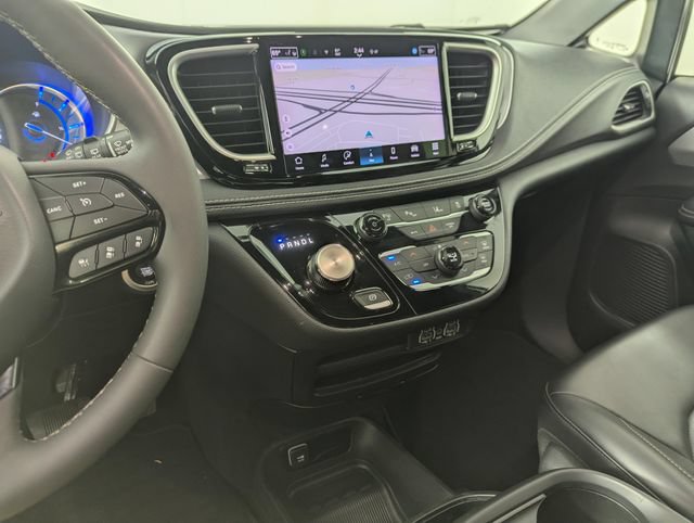 Used 2024 Chrysler Pacifica Limited FWD image 19