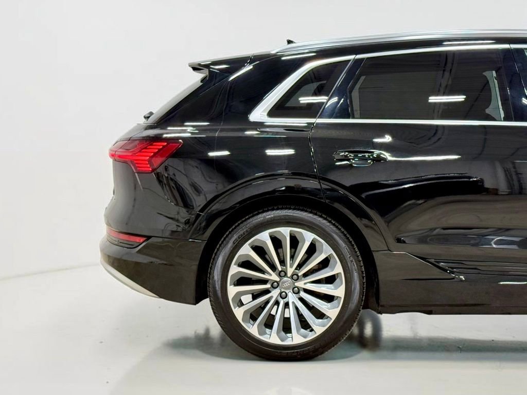 Used 2019 Audi e-tron Prestige w/ Prestige Package AWD/4WD image 11