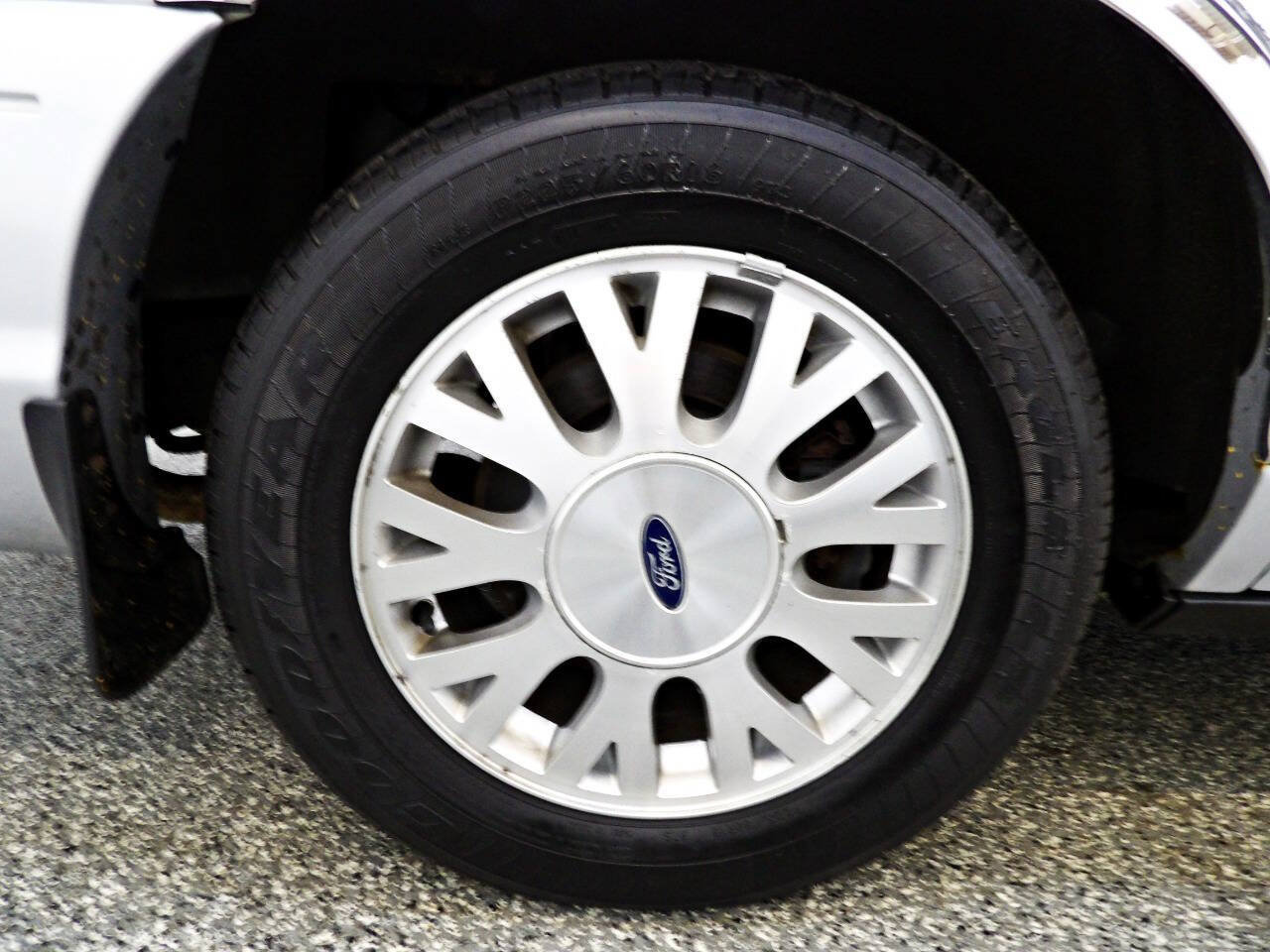 Used 2003 Ford Crown Victoria LX RWD image 19