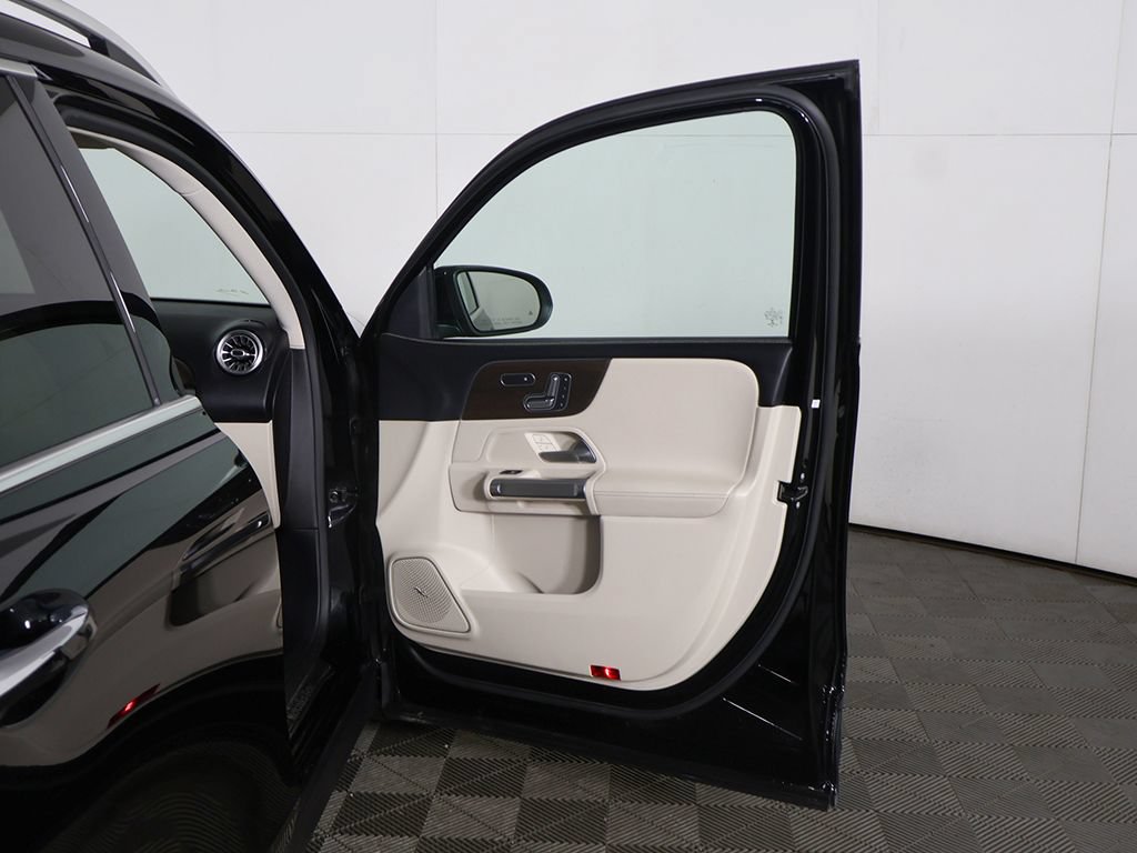 Used 2021 Mercedes-Benz GLB 250 4MATIC w/ Premium Package image 21