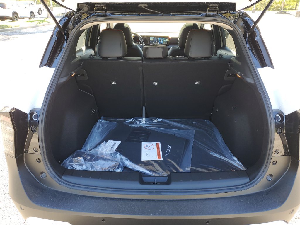 New 2027 Nissan Kicks SR w/ SR Premium Package FWD image 8
