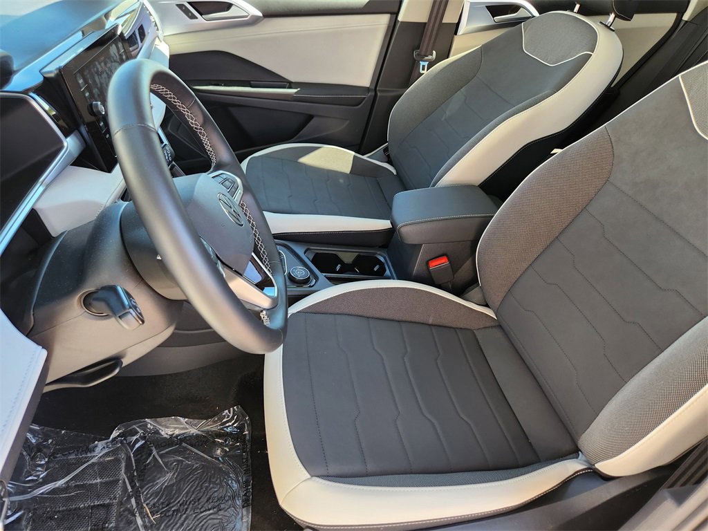 Used 2025 Volkswagen Taos SE image 5