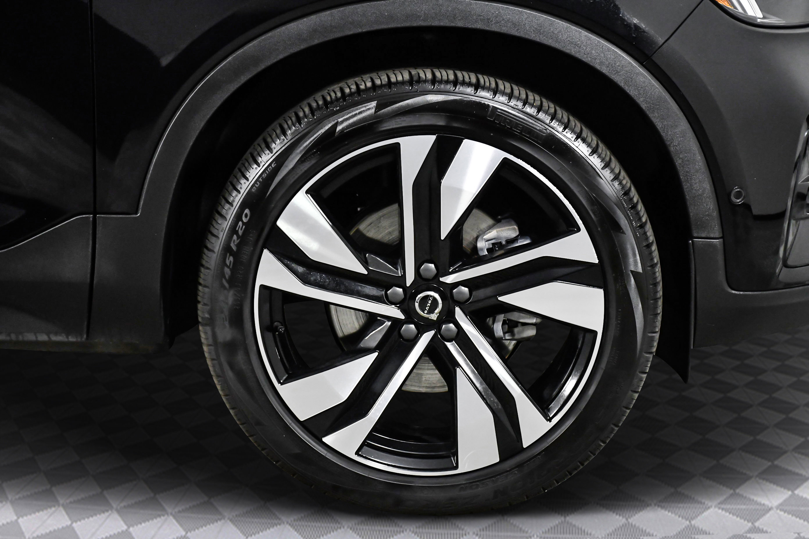 Used 2025 Volvo XC40 B5 Plus image 31