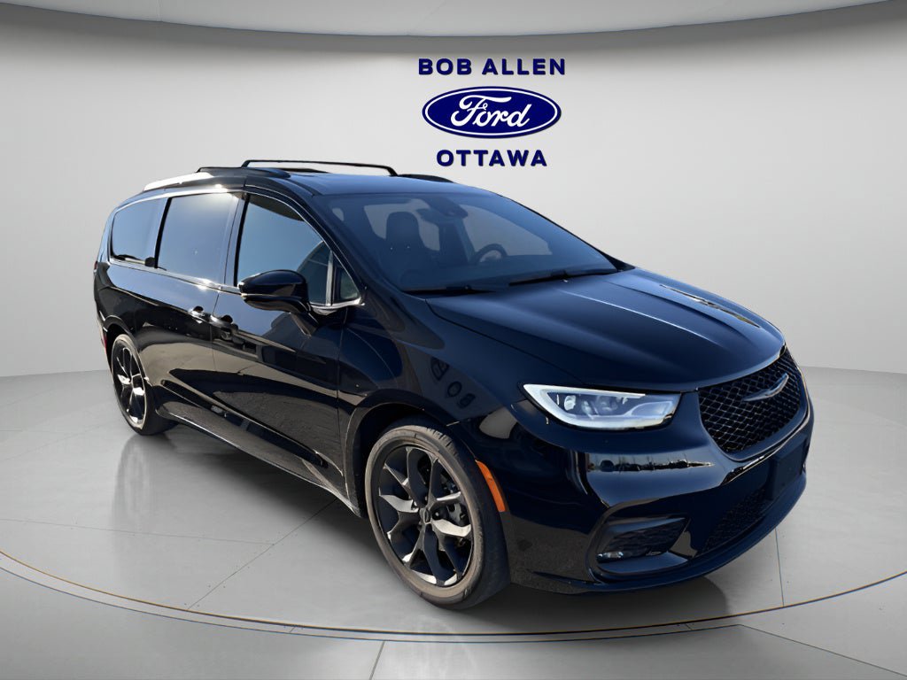 Used 2025 Chrysler Pacifica Limited image 4