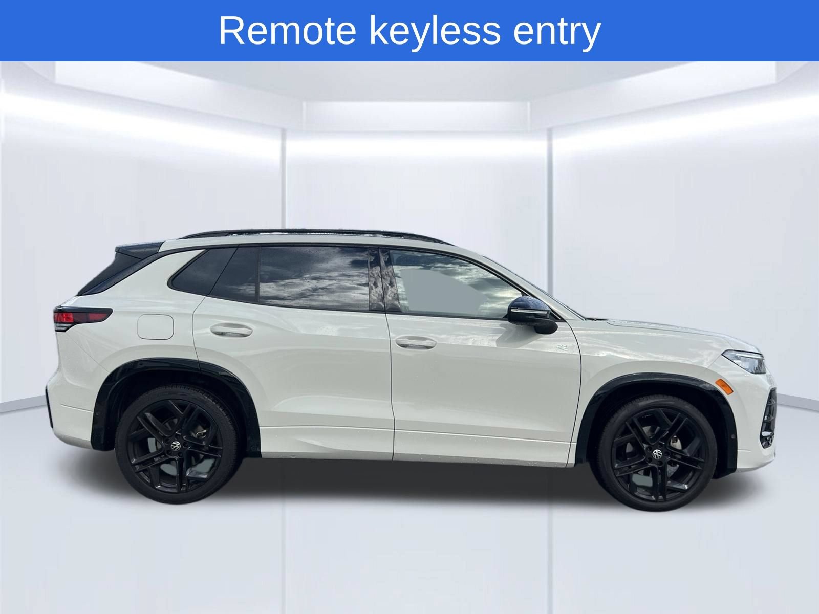Certified 2025 Volkswagen Tiguan SE R-Line FWD image 5
