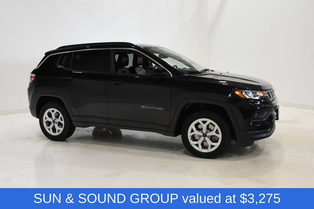Used 2025 Jeep Compass Latitude w/ Sun & Sound Group AWD/4WD image 3