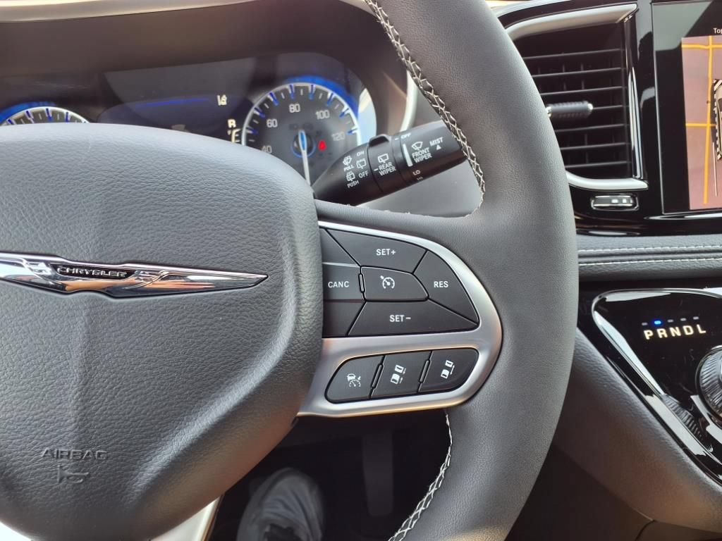 Used 2026 Chrysler Pacifica Select FWD image 32