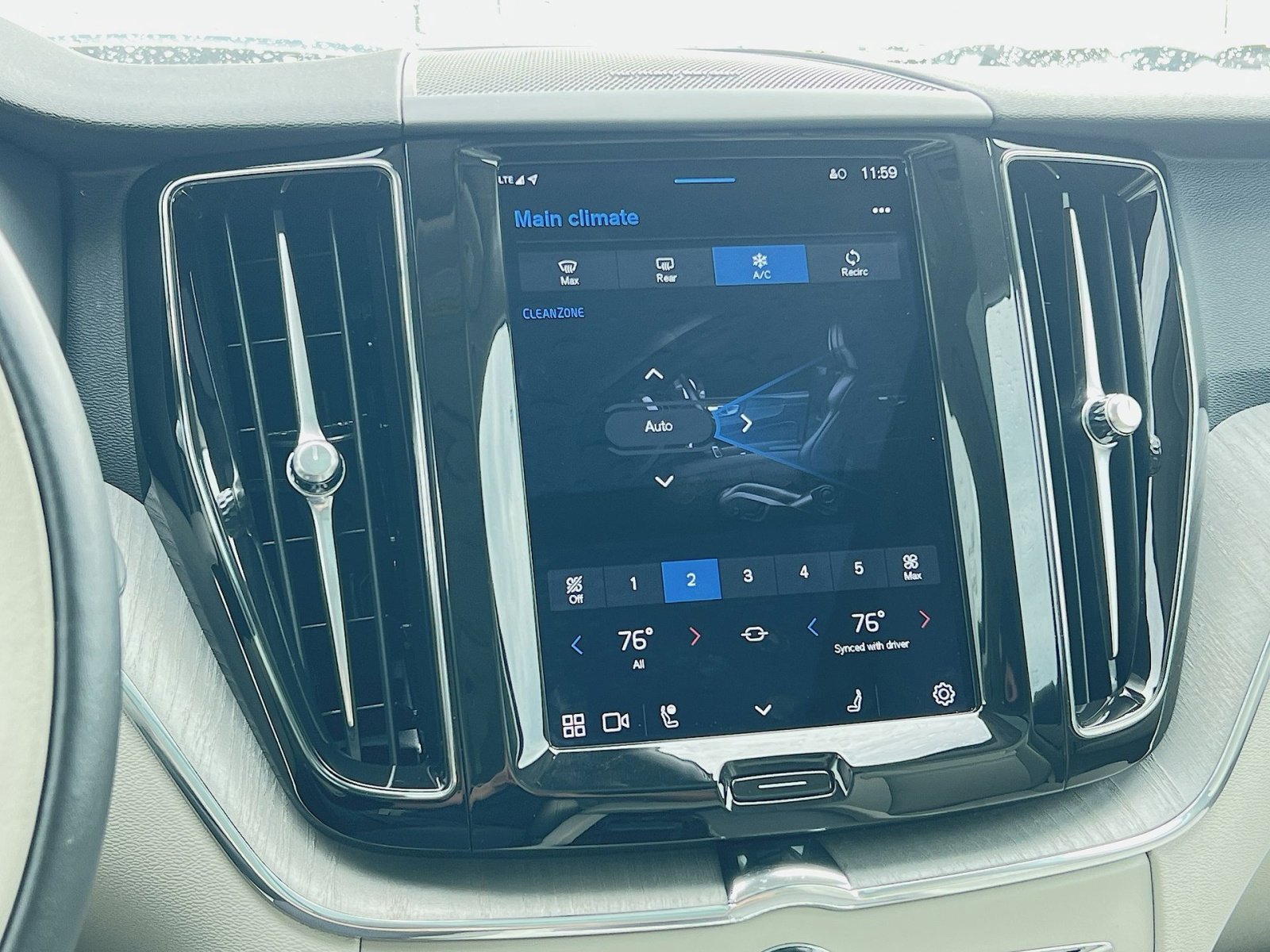 Certified 2023 Volvo XC60 B5 Plus w/ Climate Package image 21