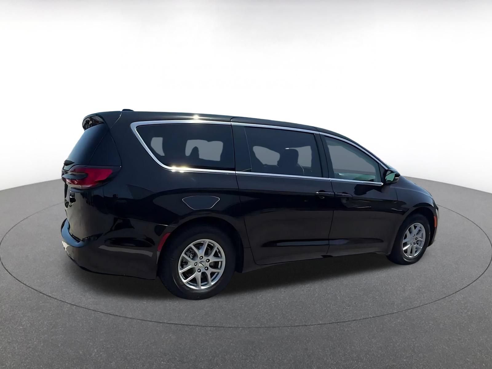 Used 2024 Chrysler Pacifica Touring-L FWD image 13