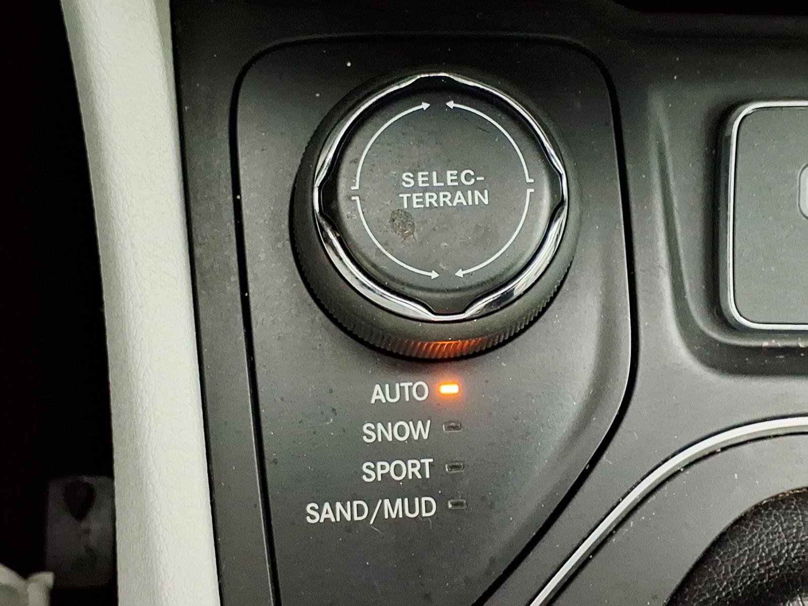 Used 2020 Jeep Cherokee Latitude Plus AWD/4WD image 22