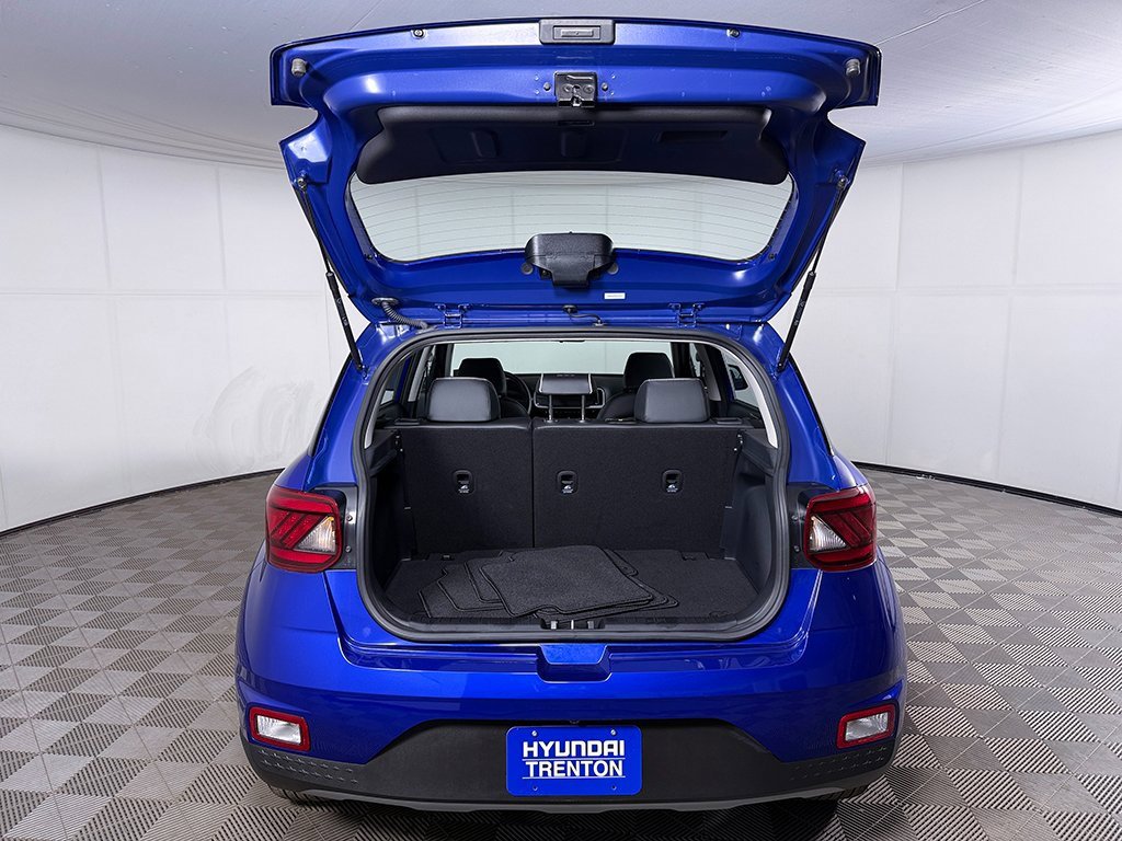Used 2025 Hyundai Venue Limited image 16