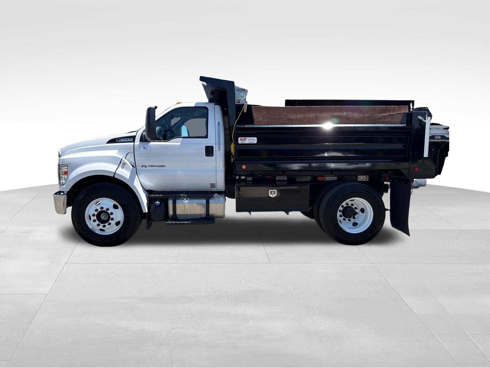 Used 2023 Ford F650 2WD Regular Cab Super Duty image 2