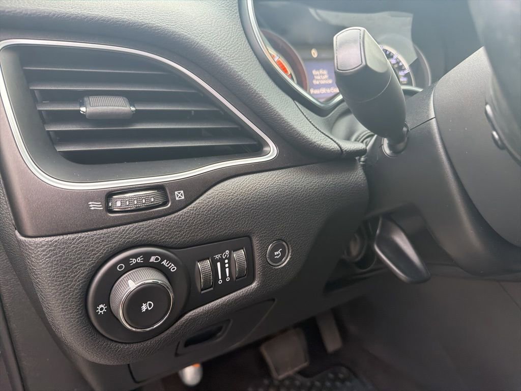 Used 2019 Jeep Cherokee Trailhawk image 19