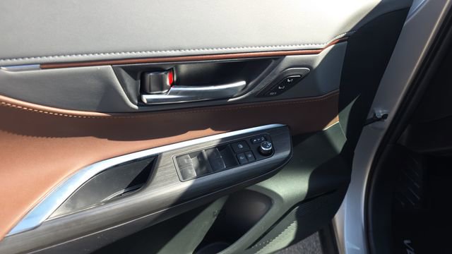 Used 2021 Toyota Venza Limited image 11