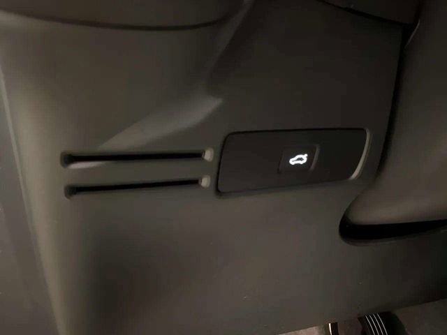 Used 2025 Volvo XC40 B5 Plus AWD/4WD image 31