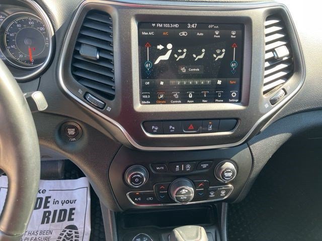 Used 2020 Jeep Cherokee Trailhawk w/ Technology Group AWD/4WD image 16