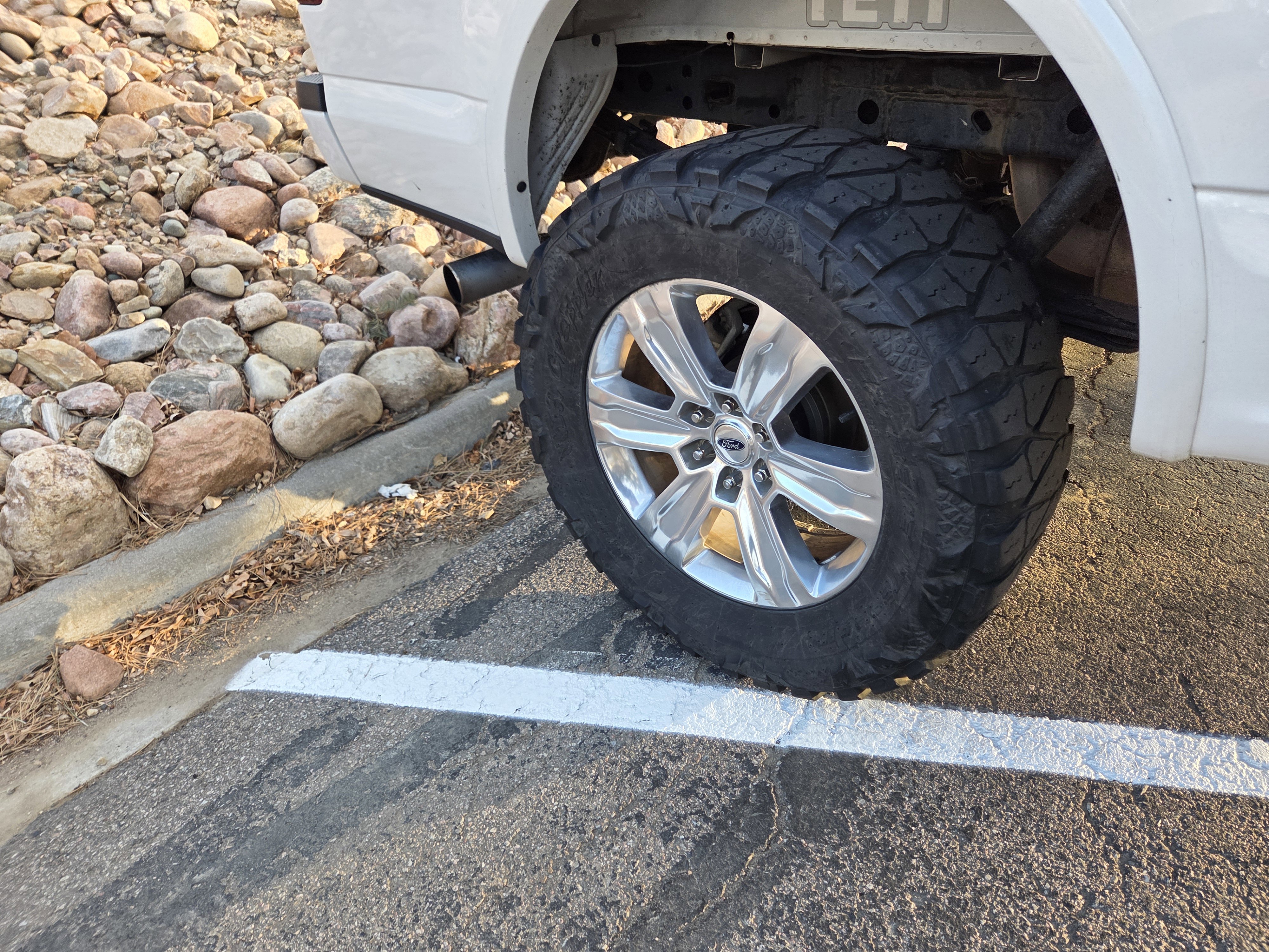 Used 2016 Ford F150 Platinum w/ Equipment Group 701A Luxury image 11