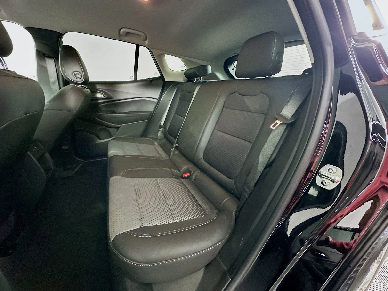 Used 2025 Chevrolet Trax LT w/ LT Convenience Package FWD image 25