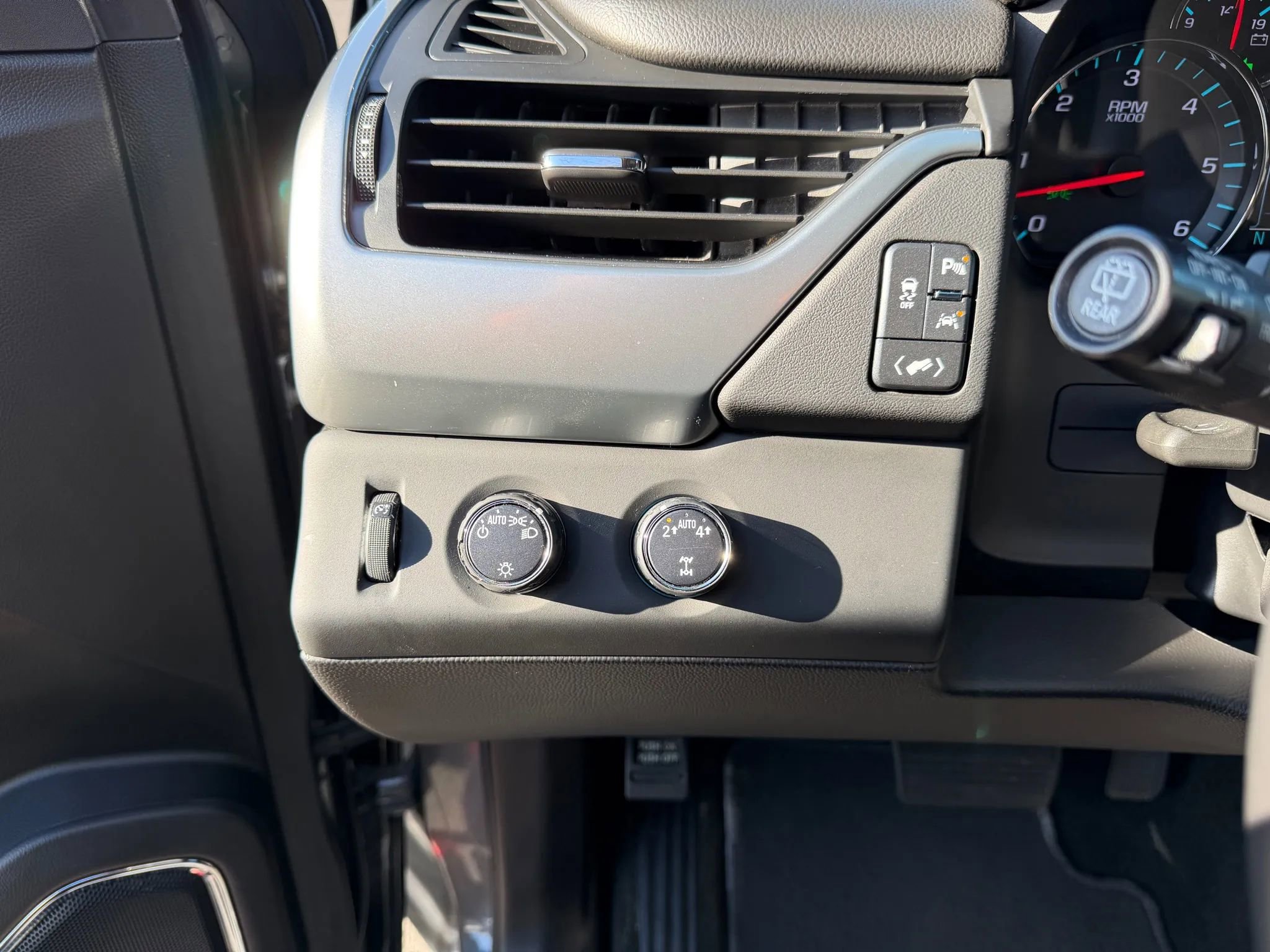 Used 2018 Chevrolet Tahoe LT image 31