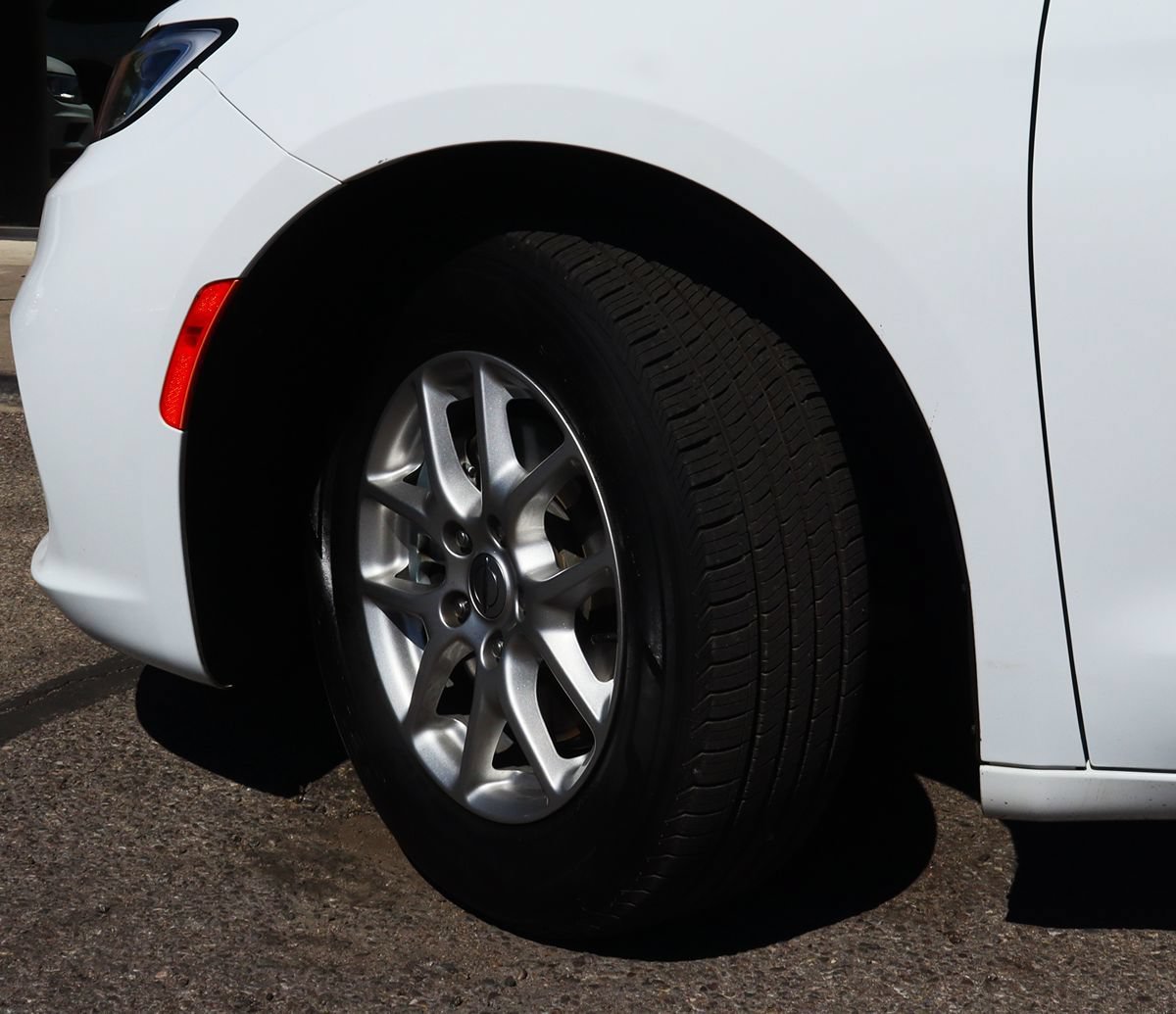 Used 2024 Chrysler Pacifica Touring-L FWD image 5